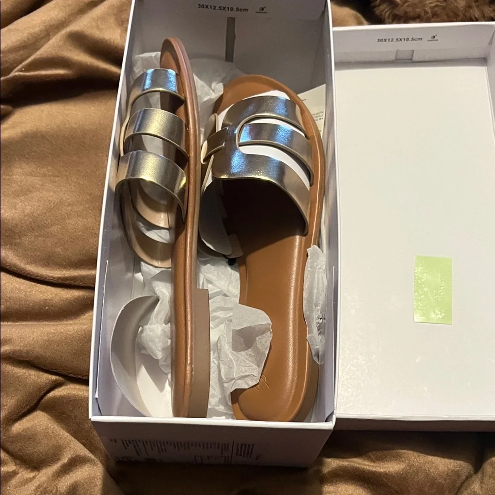 Stylish Metallic Sandals - Picture 4 of 4